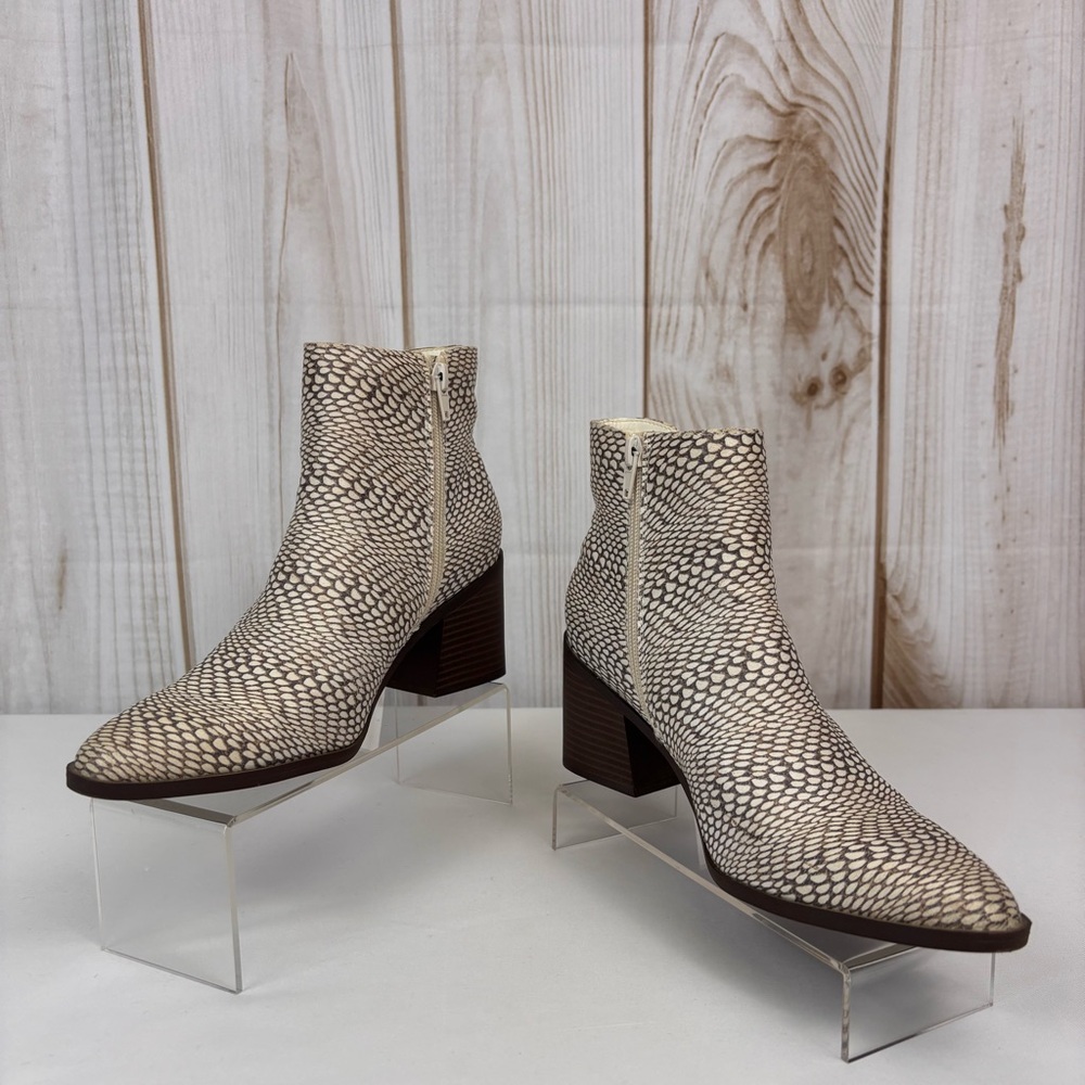 The Limited Kiki Chelsea Boots Vegan Snakeskin Heeled Ankle Booties Tan Size 7.5 - Picture 3 of 16